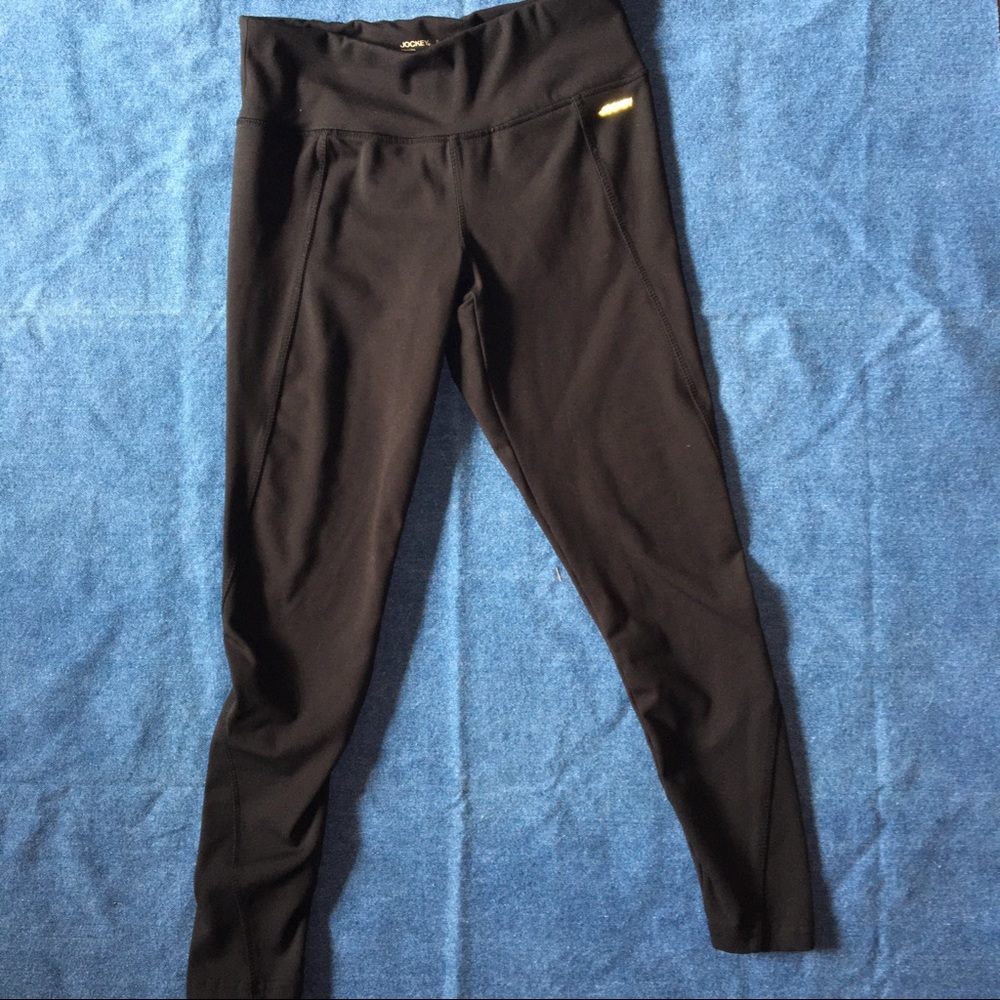 MM16 - Black Capri Athletic Leggings